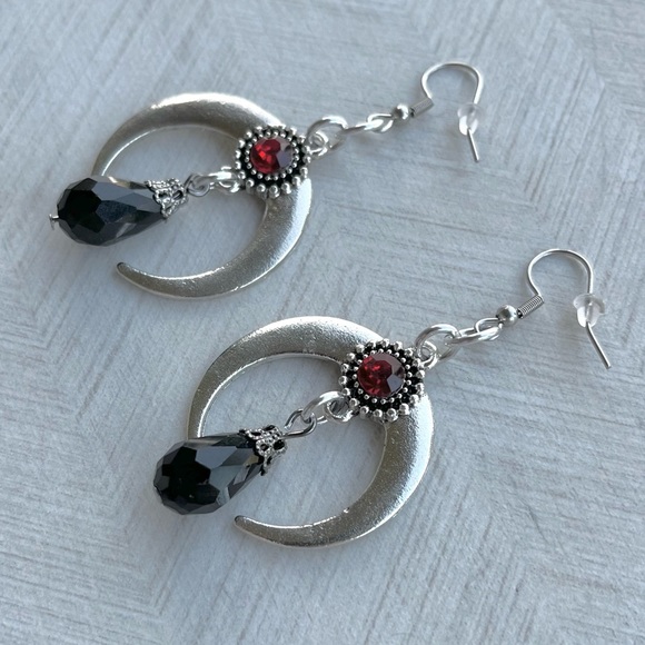 Silver up side down crescent moon lunula horns red stone goth boho earrings - Picture 3 of 13